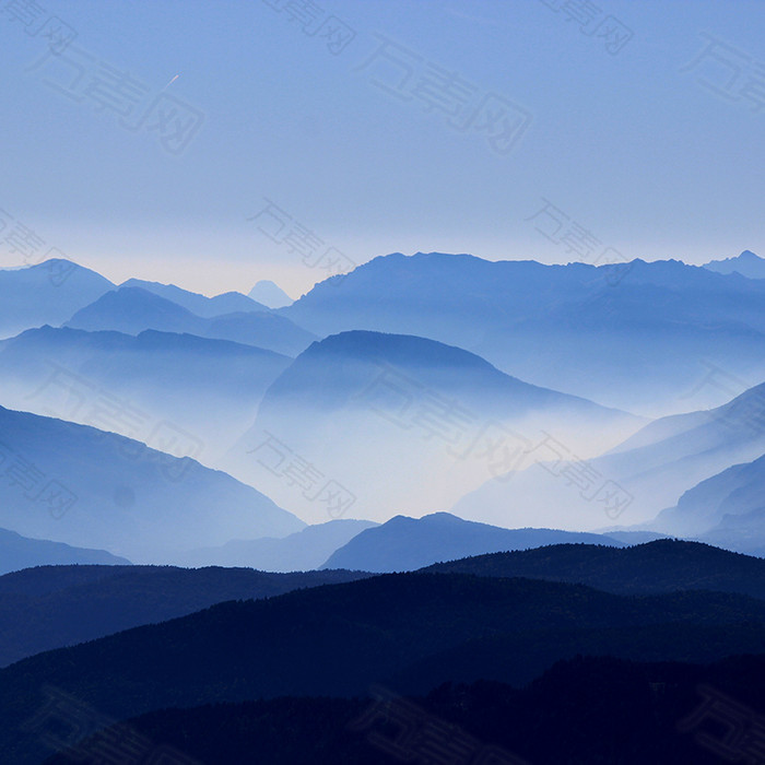 高清蓝色远山背景