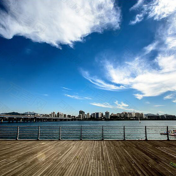 大气蓝天都市木板背景图