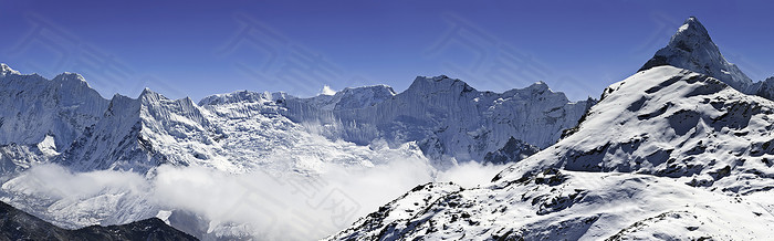 蓝天雪山背景图